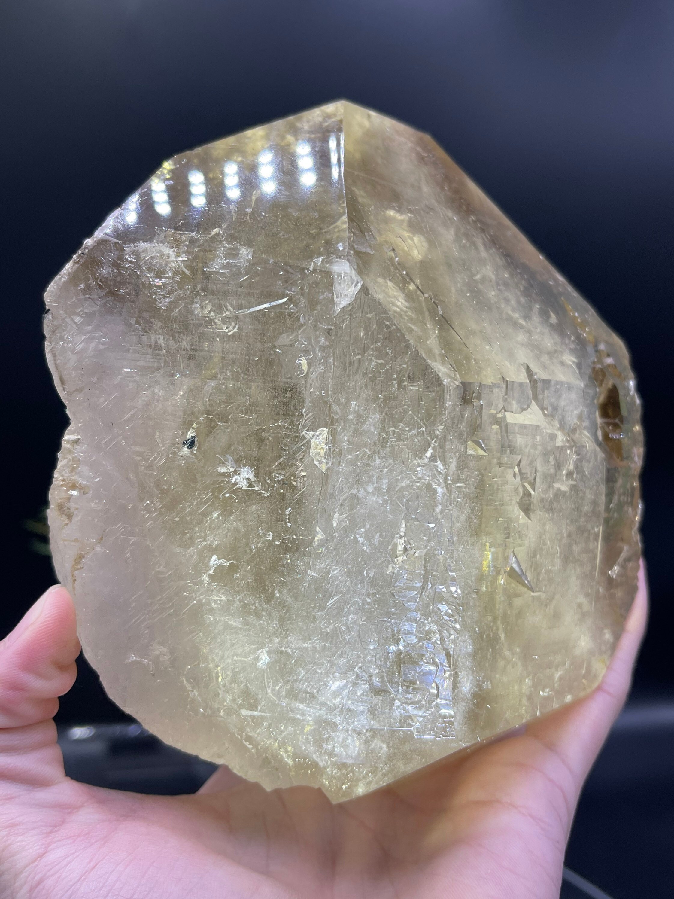 新発見！ 完璧な 4.5 インチのカテドラル シトリン。損傷がなく、完璧