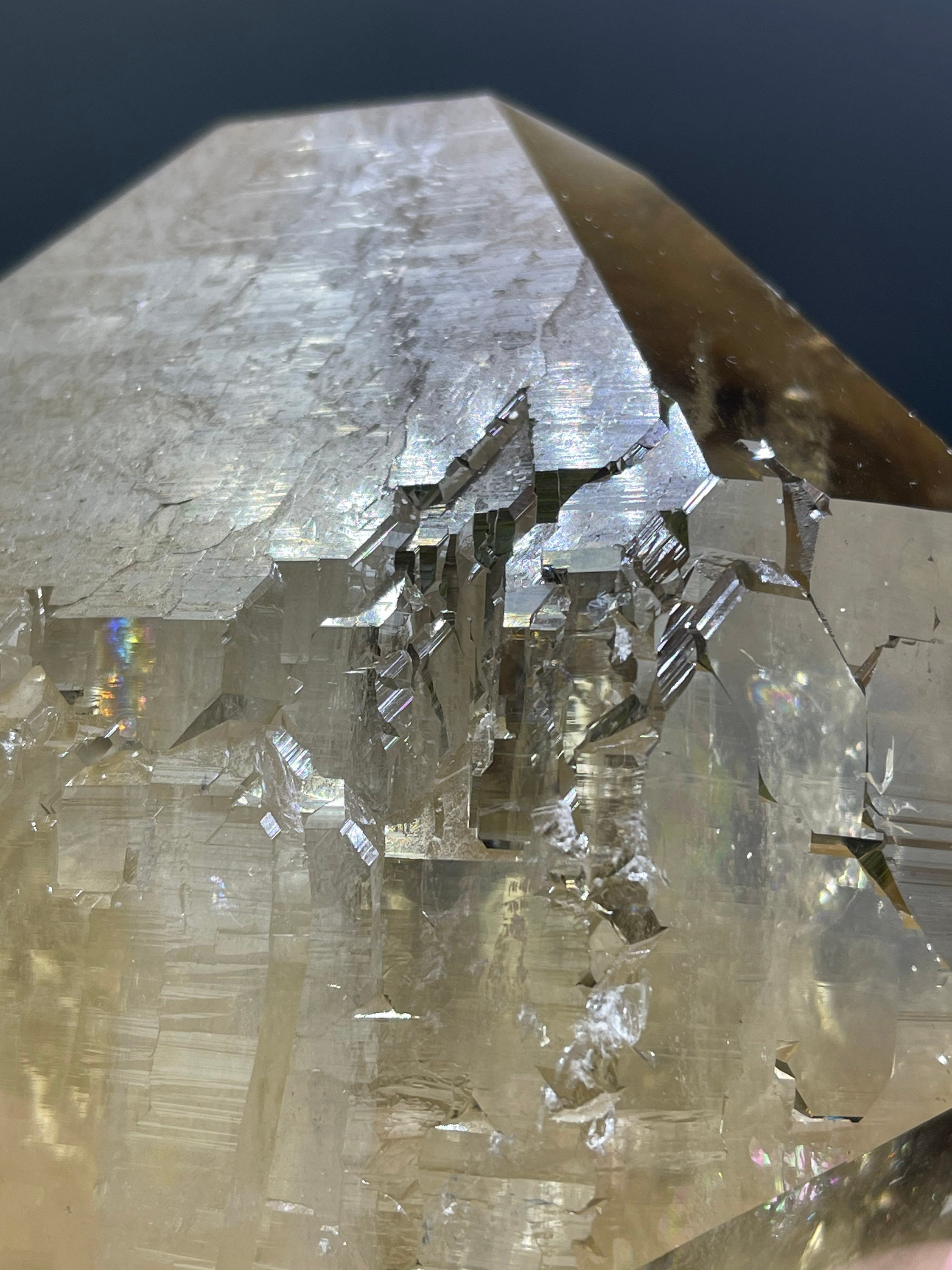 新発見！ 完璧な 4.5 インチのカテドラル シトリン。損傷がなく