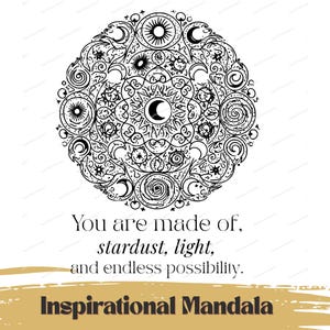 Puede incluir: Diseño de mandala en blanco y negro con elementos celestiales como lunas, estrellas y soles. El texto dice: "Estás hecho de polvo de estrellas, luz e infinitas posibilidades". Debajo, el texto dice "Mandala inspirador".