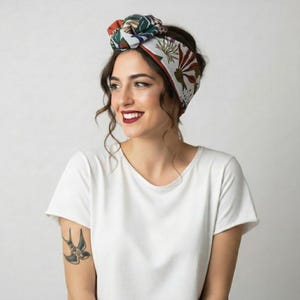 Pannband i tropiskt tyg, rostfärgad dubbelsidig turban för kvinnor.
