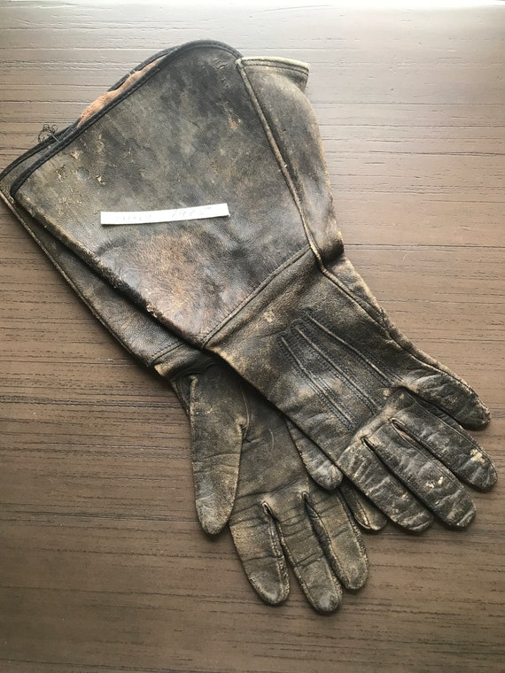 Antique Pair of Ladies Leather Buggy Gloves