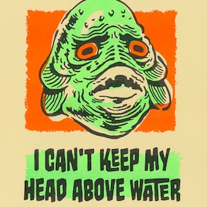 Puede incluir: Un monstruo verde con ojos rojos y una sonrisa de dientes es mostrado sobre un fondo naranja. El texto "I can't keep my head above water" está escrito en letras negras sobre un fondo verde.