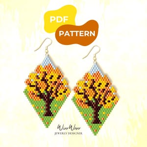 Peut inclure: Une paire de boucles d'oreilles en perles en forme de losange représentant un arbre aux feuilles orange et jaunes, un tronc marron et une base d'herbe verte sur un ciel bleu clair. Le texte PDF PATTERN et WirrWarr JEWERLY DESIGNER est visible.
