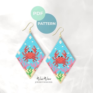 Peut inclure: Boucles d'oreilles en perles en forme de losange avec un motif de crabe rouge sur fond bleu clair. Des accents roses et verts ornent le bas. Le texte "PDF PATTERN" est visible. Conçu par Wirr Warr, Jewerly Designer.