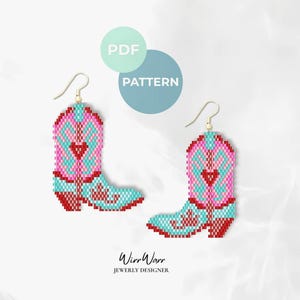 Puede incluir: Un par de pendientes de cuentas con forma de botas vaqueras en rosa, turquesa y rojo con un detalle de corazón. El diseño presenta un patrón de cuadrícula y ganchos dorados. La imagen incluye el texto PDF PATTERN y WirrWarr JEWERLY DESIGNER.