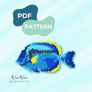 Könnte beinhalten: Ein PDF-Muster mit einem verpixelten Perlenstickerei-Design eines Paletten-Doktorfisches. Der Fisch ist in Blau-, Schwarz- und Gelbtönen gehalten. Der Text PDF PATTERN steht oben und WirrWarr JEWERLY DESIGNER steht unten.