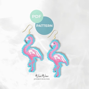 Könnte beinhalten: Ein Paar Flamingo-Ohrringe mit goldfarbenen Haken. Die Ohrringe bestehen aus kleinen, farbigen Perlen in Rosa, Hellblau und Weiß. Die Ohrringe haben die Form eines Flamingos. Der Text "PDF PATTERN" ist ebenfalls enthalten.