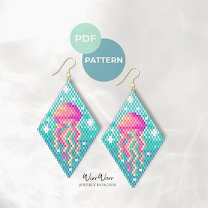 Pode incluir: Um par de brincos em forma de diamante com um design de água-viva de contas. Os brincos apresentam um fundo turquesa com uma água-viva rosa e amarela. Os brincos têm ganchos dourados. A imagem também inclui o texto "PDF PATTERN".