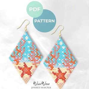 Puede incluir: Dos pendientes en forma de diamante con un diseño de cuentas. Los pendientes presentan un fondo azul claro con coral y un diseño de estrella de mar. Los pendientes tienen ganchos dorados y están etiquetados como "PDF PATTERN". El nombre del diseñador es "Wirr Warr Jewerly Designer".