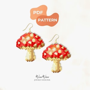 Könnte beinhalten: Ein Paar Perlenohrringe in Pilzform mit roten Kappen mit weißen Punkten und beigen Stielen. Die Ohrringe haben goldfarbene Metallhaken. Das Bild enthält den Text PDF PATTERN und WirrWarr JEWERLY DESIGNER.