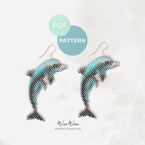Könnte beinhalten: Ein Paar Perlenohrringe in Delfinform mit türkisen, schwarzen und weißen Details. Die Ohrringe haben goldfarbene Haken. Das Bild enthält den Text "PDF PATTERN" und den Namen des Designers "Winn Warr JEWERLY DESIGNER."