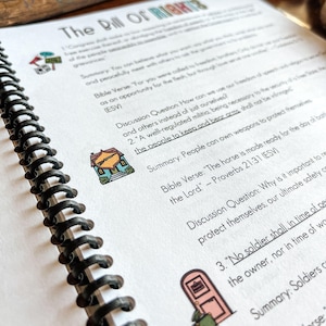 Puede incluir: Un libro encuadernado en espiral con el t&iacute;tulo "The Bill of Rights". Las p&aacute;ginas contienen texto, vers&iacute;culos b&iacute;blicos y preguntas de discusi&oacute;n. Ilustraciones coloridas de una casa y una puerta est&aacute;n dispersas.