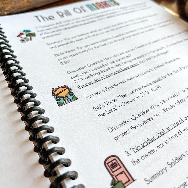 Puede incluir: Un libro encuadernado en espiral con el t&iacute;tulo "The Bill of Rights". Las p&aacute;ginas contienen texto, vers&iacute;culos b&iacute;blicos y preguntas de discusi&oacute;n. Ilustraciones coloridas de una casa y una puerta est&aacute;n dispersas.