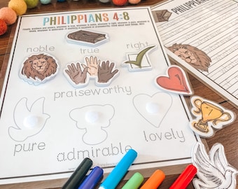 Puede incluir: Una hoja de trabajo imprimible con el versículo bíblico Filipenses 4:8. La hoja de trabajo tiene una lista de palabras e imágenes correspondientes para hacer coincidir. Las palabras son: noble, verdadero, correcto, digno de alabanza, puro, admirable y encantador. Las imágenes son un león, manos, una marca de verificación, un trofeo, una paloma, un corazón y una flor. También hay varios marcadores de colores en la mesa.
