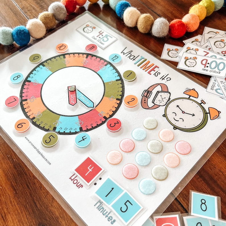 Peut inclure: Un outil p&eacute;dagogique imprimable color&eacute; pour apprendre aux enfants &agrave; lire l'heure. Le cadran de l'horloge a un design color&eacute; avec les chiffres de 1 &agrave; 12 et une aiguille des heures et des minutes mobile. Le cadran de l'horloge est entour&eacute; de points color&eacute;s. L'imprimable comprend &eacute;galement une section pour &eacute;crire l'heure en heures et en minutes. Le texte sur l'imprimable dit "Quelle heure est-il ?"