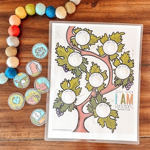 Pode incluir: Uma folha de trabalho imprimível com uma videira com folhas e uvas. A videira tem sete círculos com o texto das declarações "EU SOU" do livro de João. O texto inclui os versículos bíblicos: João 15:1-5, João 11:25-26, João 14:6, João 10:11-15, João 8:12, João 10:7-10 e João 6:35.