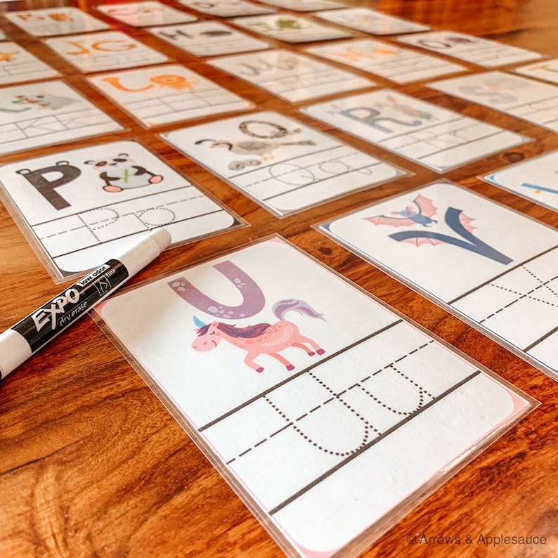 Puede incluir: Un conjunto de tarjetas de memoria del alfabeto con un unicornio, un murci&eacute;lago y otros animales. Cada tarjeta tiene una letra del alfabeto y una l&iacute;nea punteada para trazar.