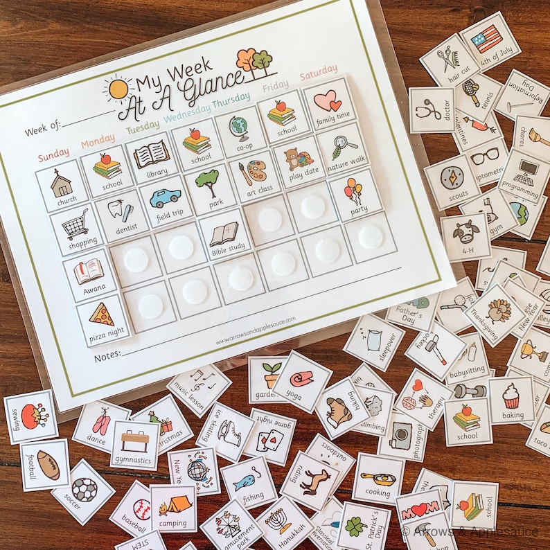 K&ouml;nnte beinhalten: Ein druckbarer Wochenplaner mit einer farbenfrohen Illustration einer Sonne und B&auml;umen. Der Planer hat f&uuml;r jeden Tag der Woche einen Bereich mit Platz f&uuml;r Aktivit&auml;ten und Notizen. Der Planer ist f&uuml;r Kinder konzipiert und beinhaltet eine Vielzahl von Aktivit&auml;ten wie Schule, Spieltermine und Sport.