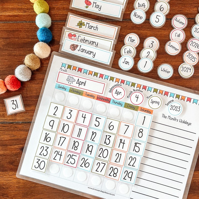 Puede incluir: Un calendario de abril imprimible con un icono de nube y gotas de lluvia. El calendario tiene un borde colorido con banderas y los d&iacute;as de la semana est&aacute;n etiquetados. El calendario est&aacute; numerado del 1 al 30. Hay c&iacute;rculos en blanco para cada d&iacute;a del mes. El calendario est&aacute; etiquetado como "N&uacute;mero de mes 4" y "A&ntilde;o Primavera 2023".