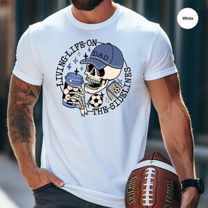 Camiseta de papá futbolero, Camiseta "Viviendo la vida en las gradas", Camiseta divertida de fútbol, Papá amante del fútbol, Camiseta de café con esqueleto, Papá futbolero esqueleto, SL0611