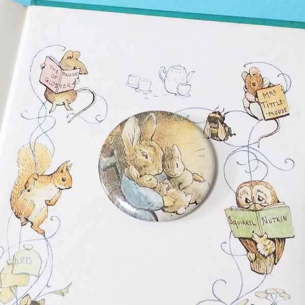 bunnies hugging pinback button from vintage picture book(1993) || pin \ badge \ brooch \ bloomsbury books \ tale of benjamin bunny