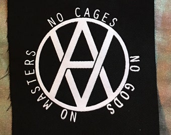 Naszywka „No Gods No Masters”: ręcznie robiona odzież wegańska