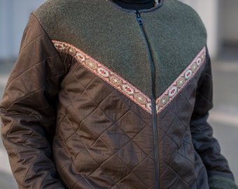 Olivfarbene Bomberjacke, Grüner Bomber mit Banddekor und Taschen in Seitennähten