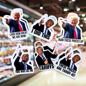 Könnte beinhalten: Eine Sammlung weißer Aufkleber mit Bildern eines Mannes im Anzug und verschiedenen Texten. Die Texte lauten: "LOOK HOW GREAT WE ARE NOW!", "I DID THIS", "IRAN THESE PRICES UP", "THIS WAS ALL ME" und "TARIFFS".