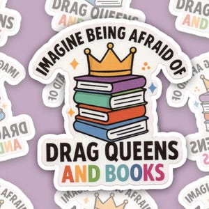 Puede incluir: Una pegatina con una corona de colores arcoíris y una pila de libros. La pegatina dice "Imagine being afraid of drag queens and books".