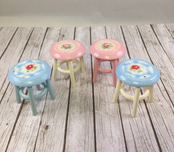 1//12th SCALE DOLLS HOUSE PAIR OF PINE WOODEN BEDSIDE CHEST OF DRAWERS