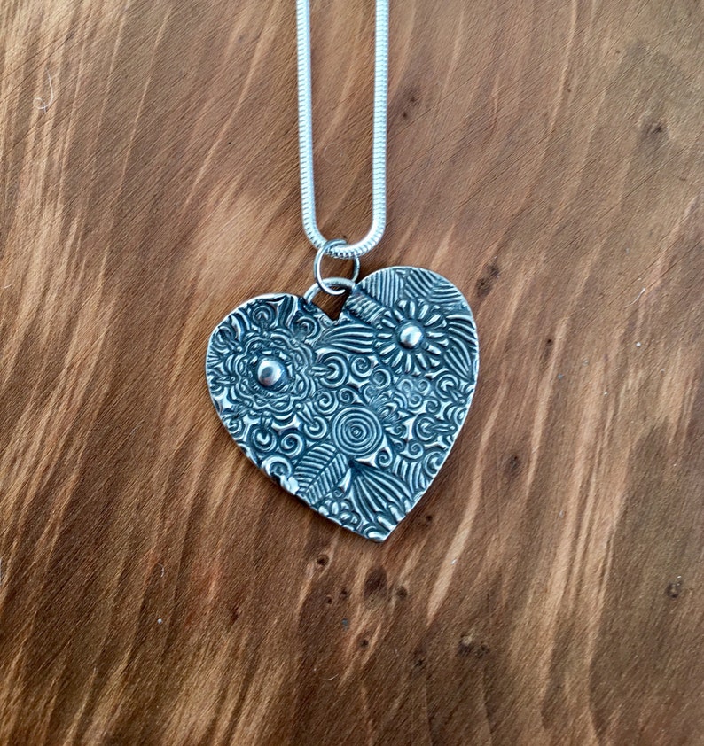 Large Fine Silver Floral Heart Pendant: Oxidized Handmade Necklace bild 3