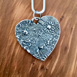 Large Fine Silver Floral Heart Pendant: Oxidized Handmade Necklace bild 1