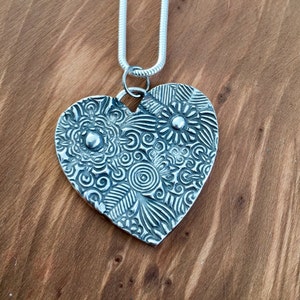 Large Fine Silver Floral Heart Pendant: Oxidized Handmade Necklace bild 4