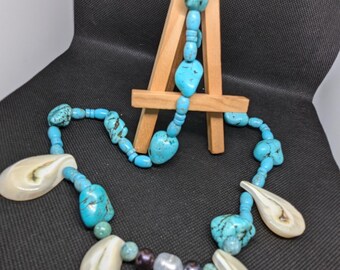 Hermoso collar de turquesa, perla y concha.