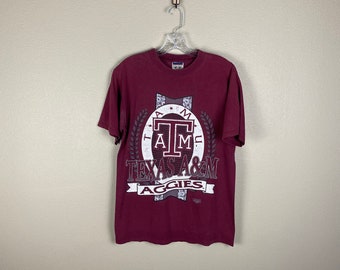 Camiseta vintage de los Texas A&M Aggies (talla mediana), camiseta vintage de TAMU 12.º hombre, College Station, logotipo de escudo grande, camiseta de fútbol americano SEC de Red Oak Brand
