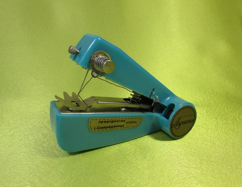 Vintage Portable Mini Handheld Sewing Machine Mechanical Stitch Clothes Sew Needlework Old Style Gift