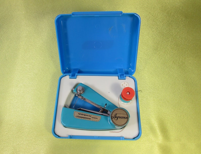 Vintage Portable Mini Handheld Sewing Machine Mechanical Stitch Clothes Sew Needlework Old Style Gift