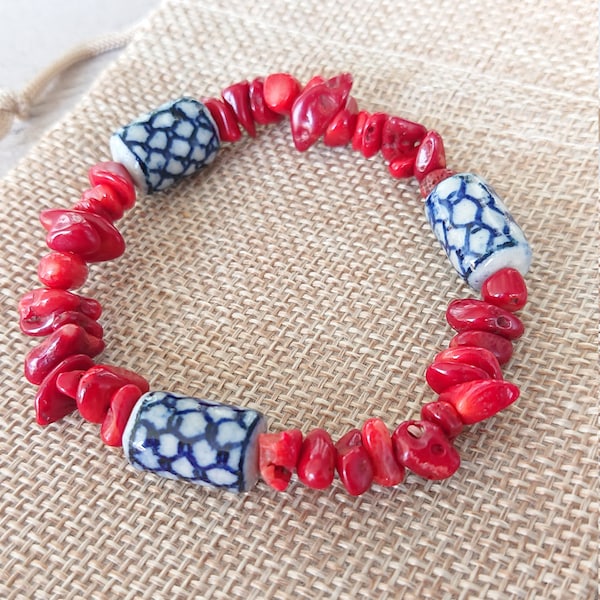 Bracelet en céramique bleue hollandaise de Delft avec corail de bambou rouge / Fait à la main / Reiki chargé / Cadeau original / Style hollandais