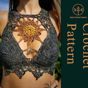 以下が含まれることがあります： 黄色、茶色、緑の色合いのサンバーストデザインの手作りかぎ針編みトップ。 ホルターネックと詳細な透かし模様が特徴です。「Crochet Pattern」の文字が見えます。