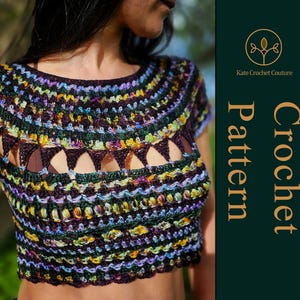 Può includere: Top all'uncinetto multicolore con scollo tondo e maniche corte. Il top presenta un design geometrico con ritagli ed è realizzato con una varietà di colori di filato, tra cui viola, verde, giallo e blu. Il testo "Kate Crochet Couture" e "Crochet Pattern" sono visibili.