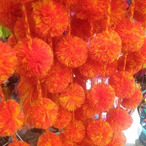 Guirnalda de pompones de color naranja y caléndula del Día de los Muertos - Decoración del Día de los Muertos - Decoración de ofrendas para el hogar de 5 pies