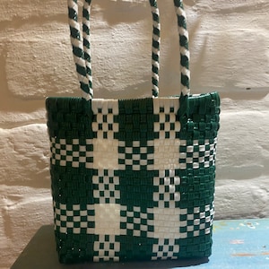 Handgefertigte kleine Plastikkorb-Tasche in benutzerdefinierter Größe und Farbe - Wasserdicht und waschbar - Schachbrettmuster
