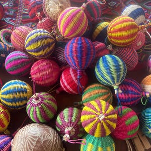 Exquisitos adornos de palma jipijapa pintados a mano: Hechos con amor en la península de Yucatán.