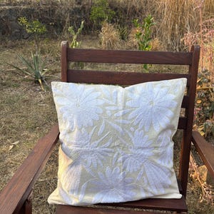 Fundas de almohada bordadas otomíes (juego de 2): decoración floral mexicana