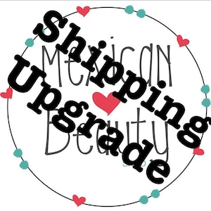 Puede incluir: Un círculo blanco y negro con el texto "Mexican Beauty Shipping Upgrade" en una fuente manuscrita negra. El círculo está decorado con corazones rojos y puntos de color turquesa.