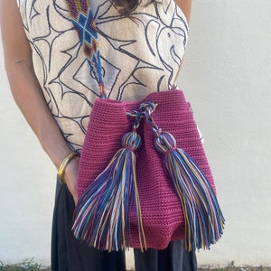 Einzigartige gehäkelte Umhängetasche aus Chiapas Highlands | Burgunder Rose mit Erdton Quasten | Handgestrickter Makramee-Riemen