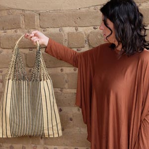 Bolsa tote de algodão mexicano listrada bege-preta tecida à mão: beleza tecida à mão, estilo versátil para jeans ou saias de verão
