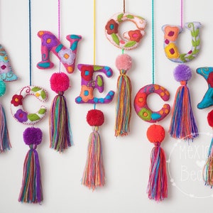 Enfeites de letras do alfabeto de feltro feitos à mão - Lindo design floral com pompons e borlas - Para berçário, quarto infantil e festas de aniversário!