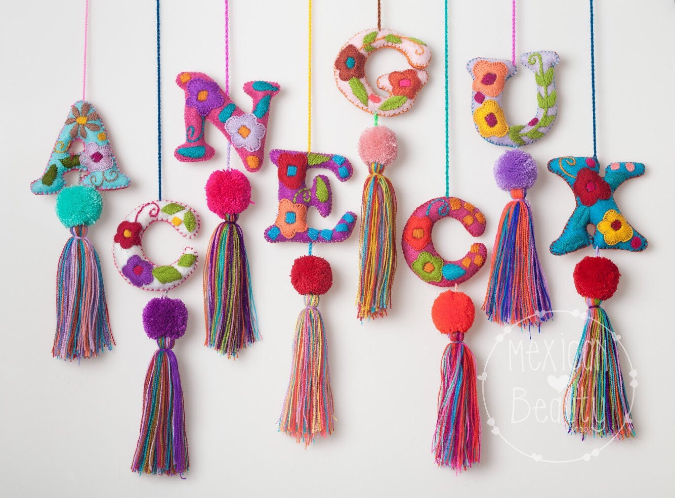 手作りフェルトアルファベット文字飾り：ポンポン付き花柄保育園装飾