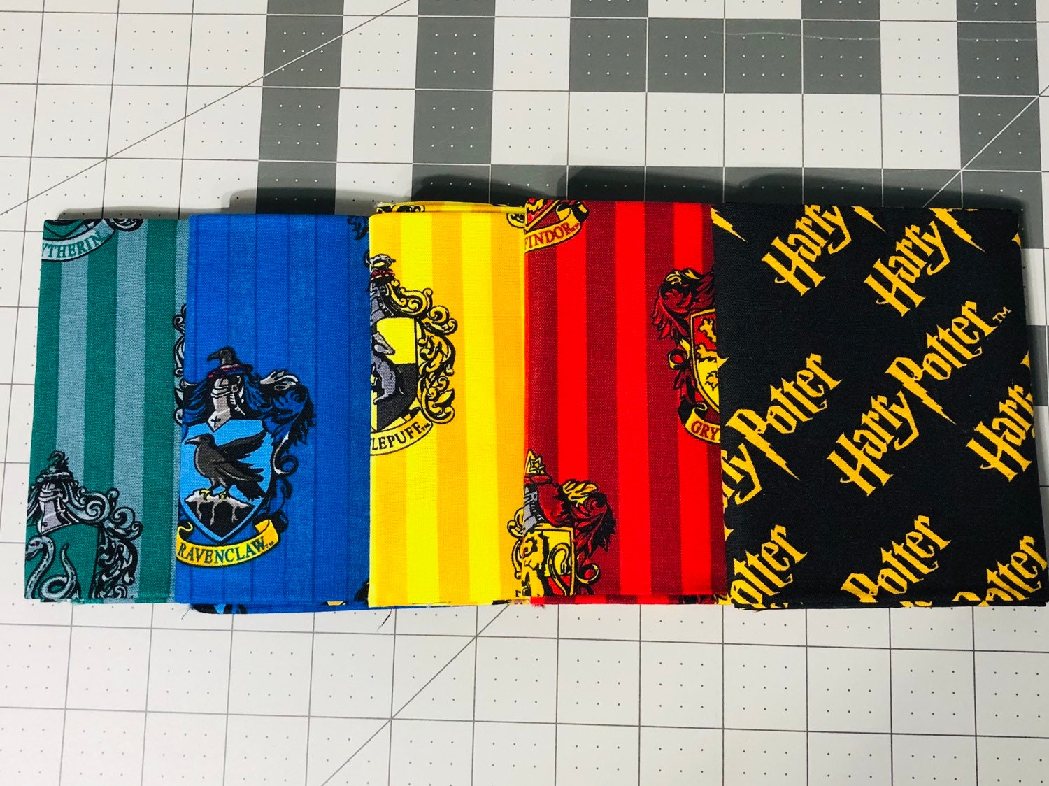 Fabric FAT QUARTER HARRY POTTER FABRIC HOGWARTS HOUSES CRESTS CAMELOT